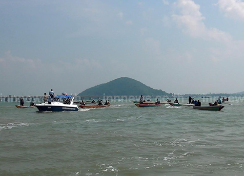 ชาวประมงนำเรือหางยาวกว่า 30 ลำ ปิดล้อมเรือ ผู้ว่าฯ สงขลา ชาวประมงนำเรือหางยาวกว่า 30 ลำ ปิดล้อมเรือ ผู้ว่าฯ สงขลา