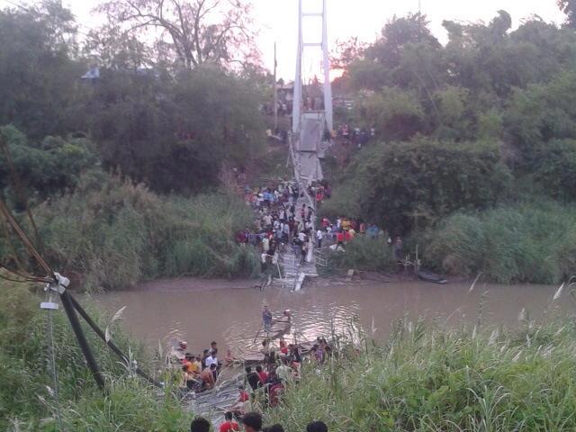 สะพาน 200 ปี จ.อยุธยาถล่ม บาดเจ็บ 15 ราย สะพาน 200 ปี จ.อยุธยาถล่ม บาดเจ็บ 15 ราย