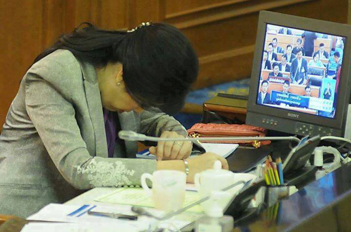 กนก โพสต์ภาพ ยิ่งลักษณ์หลับในสภา จี้ ขอโทษประชาชน
