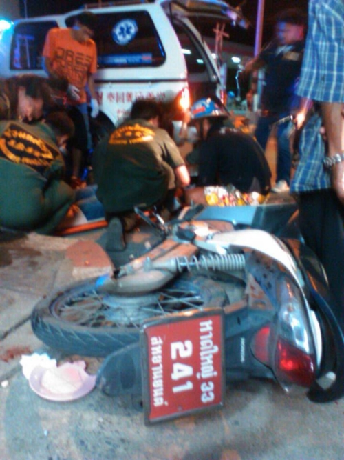 ซิ่งกระบะเสียหลักชนรถเก๋ง-รถ จยย. ก่อนพุ่งชนร้านสเต็กลุงใหญ่ ซิ่งกระบะเสียหลักชนรถเก๋ง-รถ จยย. ก่อนพุ่งชนร้านสเต็กลุงใหญ่