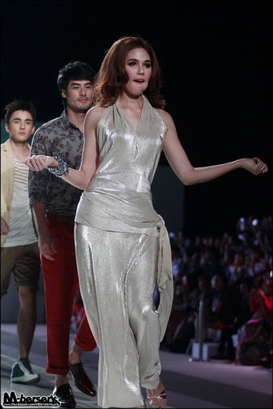 ว้าว! หนุ่มหล่อ-สาวสวย ประชันความฮอตบนแคตวอล์ก