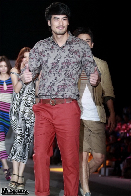 ว้าว! หนุ่มหล่อ-สาวสวย ประชันความฮอตบนแคตวอล์ก