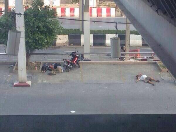 หลักสี่เดือด มือดีสาดกระสุนใส่ ตร.-ผู้ชุมนุม-สื่อมวลชน หน้าไอทีสแควร์ เจ็บหลายราย หลักสี่เดือด มือดีสาดกระสุนใส่ ตร.-ผู้ชุมนุม-สื่อมวลชน หน้าไอทีสแควร์ เจ็บหลายราย