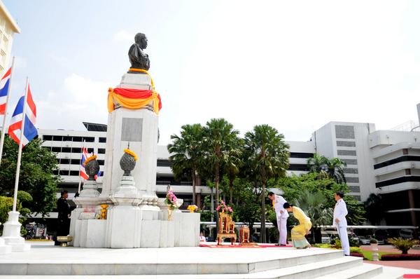 โปรดเกล้าฯ พล.อ. ประยุทธ์ จันทร์โอชา เป็นนายกฯ คนที่ 29 แล้ว โปรดเกล้าฯ พล.อ. ประยุทธ์ จันทร์โอชา เป็นนายกฯ คนที่ 29 แล้ว