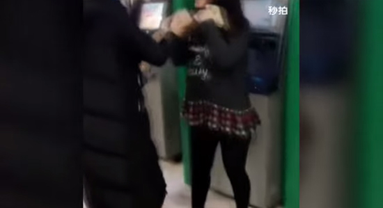 เข็ดเลย สาวจีนใช้ตู้ ATM เป็นกระจกหวีผม เลยโดนจัดซะ เข็ดเลย สาวจีนใช้ตู้ ATM เป็นกระจกหวีผม เลยโดนจัดซะ