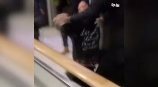 เข็ดเลย สาวจีนใช้ตู้ ATM เป็นกระจกหวีผม เลยโดนจัดซะ เข็ดเลย สาวจีนใช้ตู้ ATM เป็นกระจกหวีผม เลยโดนจัดซะ