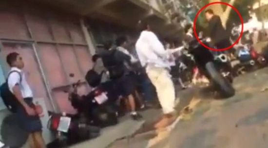 ครูในคลิปทำร้ายนักเรียน ขอความเป็นธรรม ยันแค่ช่วยระงับเหตุ ครูในคลิปทำร้ายนักเรียน ขอความเป็นธรรม ยันแค่ช่วยระงับเหตุ