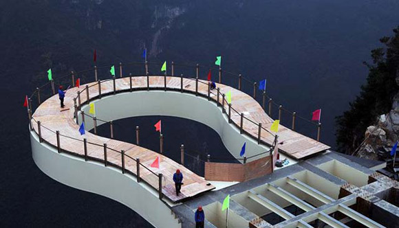 จีนผุดสะพานชมวิวสุดเสียวที่ความสูง 718 เมตร พื้นเป็นกระจกใสมองทะลุได้ จีนผุดสะพานชมวิวสุดเสียวที่ความสูง 718 เมตร พื้นเป็นกระจกใสมองทะลุได้