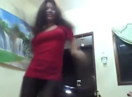 สาวเต้นเปลือยอก คลิปสาวเต้นเปลือยอก ชาวเน็ตสงสัยคนไทยหรือลาว?