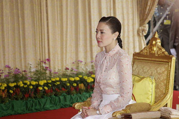 พระองค์เจ้าศรีรัศมิ์ ลาออกจากฐานันดรศักดิ์แห่งพระราชวงศ์แล้ว พระองค์เจ้าศรีรัศมิ์ ลาออกจากฐานันดรศักดิ์แห่งพระราชวงศ์แล้ว