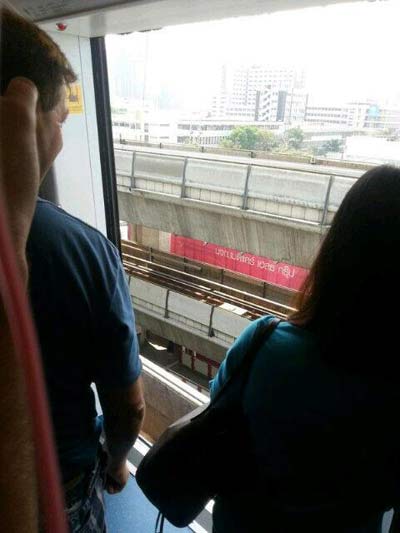 ผู้โดยสารเป็นงง! ประตู BTS เปิดเอง ขณะรถกำลังวิ่ง