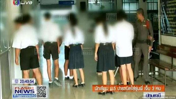 นักเรียน ม.5 ปาระเบิดใส่รุ่นพี่ ขณะรอรถเมล์ เจ็บ 3 คน นักเรียน ม.5 ปาระเบิดใส่รุ่นพี่ ขณะรอรถเมล์ เจ็บ 3 คน