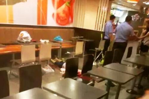 แก๊งคลั่งลัทธิจีนโหด ทุบตีสาวดับคาร้านแมค หลังไม่ยอมให้เบอร์โทร แก๊งคลั่งลัทธิจีนโหด ทุบตีสาวดับคาร้านแมค หลังไม่ยอมให้เบอร์โทร