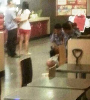 แก๊งคลั่งลัทธิจีนโหด ทุบตีสาวดับคาร้านแมค หลังไม่ยอมให้เบอร์โทร แก๊งคลั่งลัทธิจีนโหด ทุบตีสาวดับคาร้านแมค หลังไม่ยอมให้เบอร์โทร