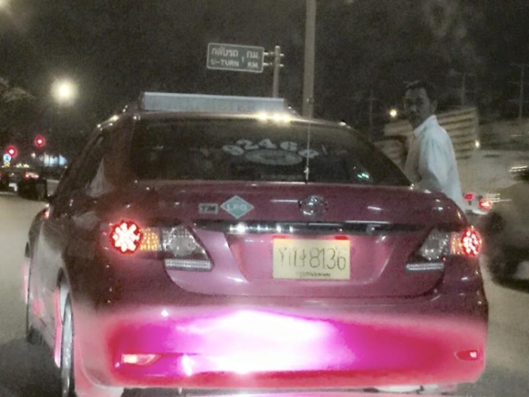 เตือนภัยแท็กซี่ป้ายเขียนมือ ขับปาดหน้า-ทุบกระจกรถ ไม่พอใจถูกตบไฟใส่ เตือนภัยแท็กซี่ป้ายเขียนมือ ขับปาดหน้า-ทุบกระจกรถ ไม่พอใจถูกตบไฟใส่