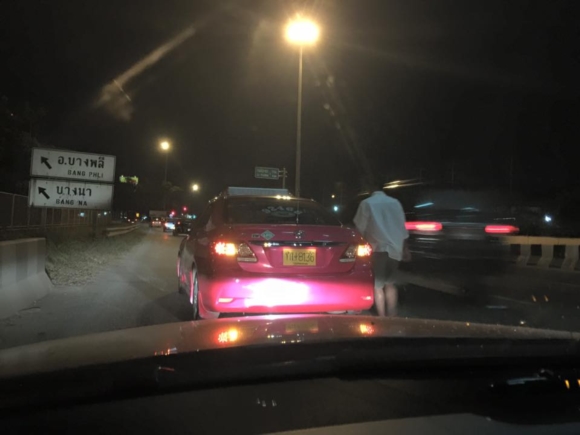 เตือนภัยแท็กซี่ป้ายเขียนมือ ขับปาดหน้า-ทุบกระจกรถ ไม่พอใจถูกตบไฟใส่ เตือนภัยแท็กซี่ป้ายเขียนมือ ขับปาดหน้า-ทุบกระจกรถ ไม่พอใจถูกตบไฟใส่