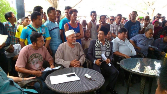 ชาวมุสลิมรวมตัวปิดทางเข้า-ออกโรงแรมภูเก็ต ปมร้องมัสยิดส่งเสียงรบกวน ชาวมุสลิมรวมตัวปิดทางเข้า-ออกโรงแรมภูเก็ต ปมร้องมัสยิดส่งเสียงรบกวน