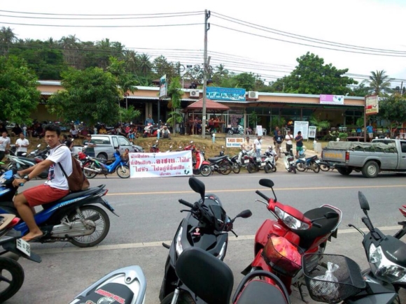 ชาวมุสลิมรวมตัวปิดทางเข้า-ออกโรงแรมภูเก็ต ปมร้องมัสยิดส่งเสียงรบกวน ชาวมุสลิมรวมตัวปิดทางเข้า-ออกโรงแรมภูเก็ต ปมร้องมัสยิดส่งเสียงรบกวน