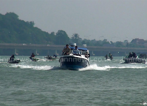 ชาวประมงนำเรือหางยาวกว่า 30 ลำ ปิดล้อมเรือ ผู้ว่าฯ สงขลา ชาวประมงนำเรือหางยาวกว่า 30 ลำ ปิดล้อมเรือ ผู้ว่าฯ สงขลา