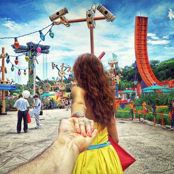 สุดอาร์ต! ช่างภาพรัสเซียถ่ายภาพแฟนสาวจูงมือพาเที่ยวรอบโลก