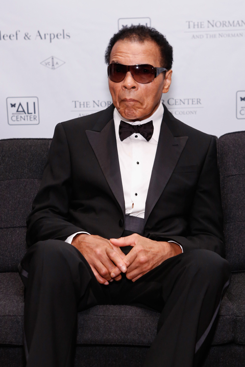 มูฮัมหมัด อาลี ถูกหามส่ง รพ.ด่วน ร่างกายไร้การตอบสนอง มูฮัมหมัด อาลี ถูกหามส่ง รพ.ด่วน ร่างกายไร้การตอบสนอง