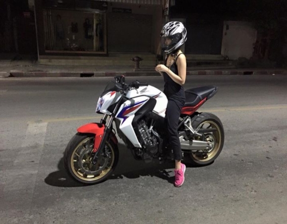 แชร์สนั่น ภาพสาวกระโปรงสั้น เสื้อสายเดี่ยวสีชมพู ขับบิ๊กไบค์ น่ารักอะ แชร์สนั่น ภาพสาวกระโปรงสั้น เสื้อสายเดี่ยวสีชมพู ขับบิ๊กไบค์ น่ารักอะ