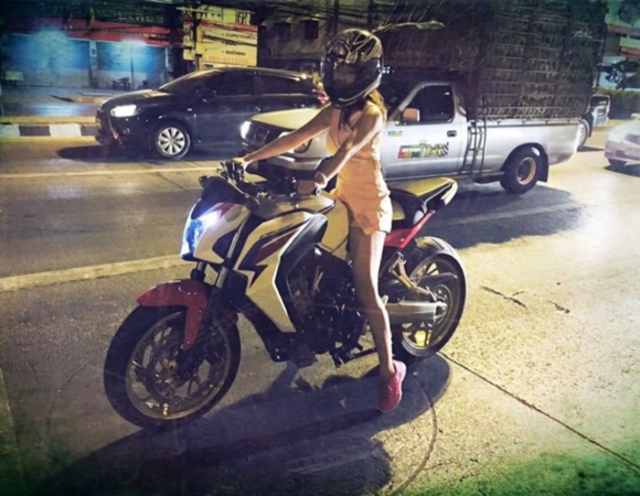 แชร์สนั่น ภาพสาวกระโปรงสั้น เสื้อสายเดี่ยวสีชมพู ขับบิ๊กไบค์ น่ารักอะ แชร์สนั่น ภาพสาวกระโปรงสั้น เสื้อสายเดี่ยวสีชมพู ขับบิ๊กไบค์ น่ารักอะ