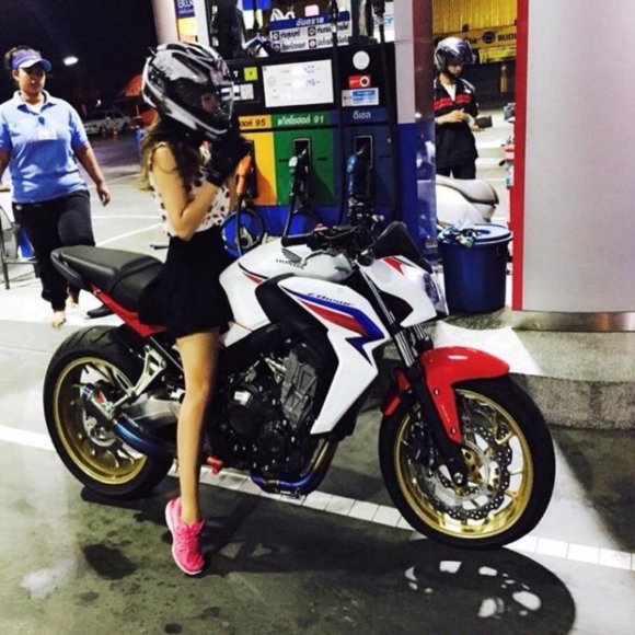 แชร์สนั่น ภาพสาวกระโปรงสั้น เสื้อสายเดี่ยวสีชมพู ขับบิ๊กไบค์ น่ารักอะ แชร์สนั่น ภาพสาวกระโปรงสั้น เสื้อสายเดี่ยวสีชมพู ขับบิ๊กไบค์ น่ารักอะ