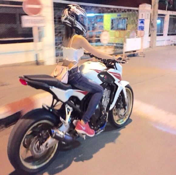 แชร์สนั่น ภาพสาวกระโปรงสั้น เสื้อสายเดี่ยวสีชมพู ขับบิ๊กไบค์ น่ารักอะ แชร์สนั่น ภาพสาวกระโปรงสั้น เสื้อสายเดี่ยวสีชมพู ขับบิ๊กไบค์ น่ารักอะ