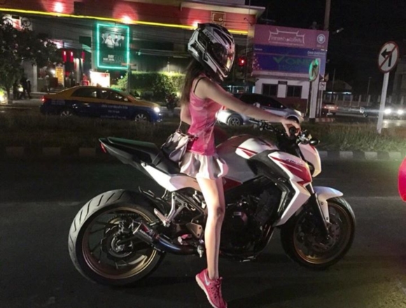 แชร์สนั่น ภาพสาวกระโปรงสั้น เสื้อสายเดี่ยวสีชมพู ขับบิ๊กไบค์ น่ารักอะ แชร์สนั่น ภาพสาวกระโปรงสั้น เสื้อสายเดี่ยวสีชมพู ขับบิ๊กไบค์ น่ารักอะ