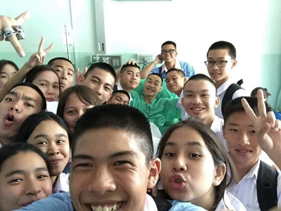 เด็ก ม.4 สวนกุหลาบนนท์ฯ พลัดตกราวบันไดชั้น 3 หล่นทับเด็ก ม.3 เด็ก ม.4 สวนกุหลาบนนท์ฯ พลัดตกราวบันไดชั้น 3 หล่นทับเด็ก ม.3