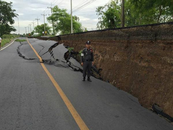คลองรพีพัฒน์น้ำลดฮวบ ทำถนนคลอง 13 ทรุด คลองรพีพัฒน์น้ำลดฮวบ ทำถนนคลอง 13 ทรุด
