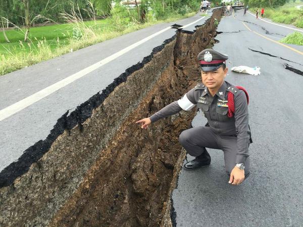 คลองรพีพัฒน์น้ำลดฮวบ ทำถนนคลอง 13 ทรุด คลองรพีพัฒน์น้ำลดฮวบ ทำถนนคลอง 13 ทรุด