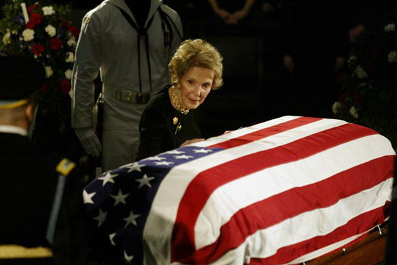 แนนซี่ เรแกน อดีตสตรีหมายเลข 1 สหรัฐฯ เสียชีวิตแล้ว แนนซี่ เรแกน อดีตสตรีหมายเลข 1 สหรัฐฯ เสียชีวิตแล้ว