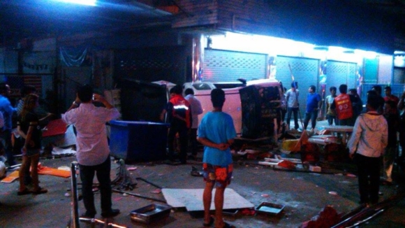 ซิ่งกระบะเสียหลักชนรถเก๋ง-รถ จยย. ก่อนพุ่งชนร้านสเต็กลุงใหญ่ ซิ่งกระบะเสียหลักชนรถเก๋ง-รถ จยย. ก่อนพุ่งชนร้านสเต็กลุงใหญ่