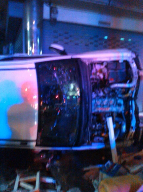 ซิ่งกระบะเสียหลักชนรถเก๋ง-รถ จยย. ก่อนพุ่งชนร้านสเต็กลุงใหญ่ ซิ่งกระบะเสียหลักชนรถเก๋ง-รถ จยย. ก่อนพุ่งชนร้านสเต็กลุงใหญ่