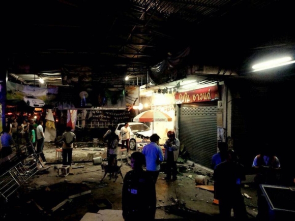 ซิ่งกระบะเสียหลักชนรถเก๋ง-รถ จยย. ก่อนพุ่งชนร้านสเต็กลุงใหญ่ ซิ่งกระบะเสียหลักชนรถเก๋ง-รถ จยย. ก่อนพุ่งชนร้านสเต็กลุงใหญ่