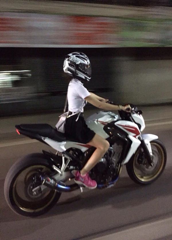 แชร์สนั่น ภาพสาวกระโปรงสั้น เสื้อสายเดี่ยวสีชมพู ขับบิ๊กไบค์ น่ารักอะ แชร์สนั่น ภาพสาวกระโปรงสั้น เสื้อสายเดี่ยวสีชมพู ขับบิ๊กไบค์ น่ารักอะ