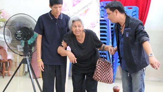 ญาติทนไม่ไหว ลุกกระทืบ พ.ต.ท. กลางงานศพ-แม่ลั่น ไม่อโหสิกรรมให้ ญาติทนไม่ไหว ลุกกระทืบ พ.ต.ท. กลางงานศพ-แม่ลั่น ไม่อโหสิกรรมให้