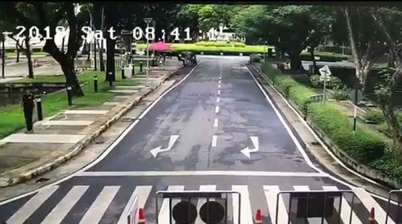 สะเทือนใจชาวจุฬาฯ.. เผยภาพนาทีต้นจามจุรีที่ ร.9 ทรงปลูกล้มลงหลังพายุฝนกระหน่ำ สะเทือนใจชาวจุฬาฯ.. เผยภาพนาทีต้นจามจุรีที่ ร.9 ทรงปลูกล้มลงหลังพายุฝนกระหน่ำ