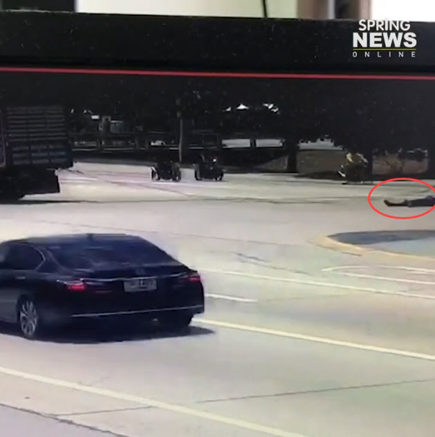 คลิปนาทีสลด แก๊ง จยย. ซิ่งจะแซงรถบัส ไม่เห็นสายสลิงลาก ชนระเนระนาด ดับ 2 ศพ คลิปนาทีสลด แก๊ง จยย. ซิ่งจะแซงรถบัส ไม่เห็นสายสลิงลาก ชนระเนระนาด ดับ 2 ศพ