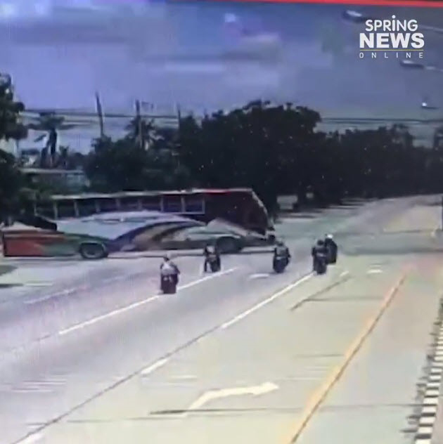 คลิปนาทีสลด แก๊ง จยย. ซิ่งจะแซงรถบัส ไม่เห็นสายสลิงลาก ชนระเนระนาด ดับ 2 ศพ คลิปนาทีสลด แก๊ง จยย. ซิ่งจะแซงรถบัส ไม่เห็นสายสลิงลาก ชนระเนระนาด ดับ 2 ศพ