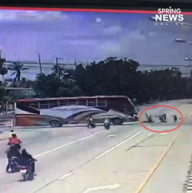 คลิปนาทีสลด แก๊ง จยย. ซิ่งจะแซงรถบัส ไม่เห็นสายสลิงลาก ชนระเนระนาด ดับ 2 ศพ คลิปนาทีสลด แก๊ง จยย. ซิ่งจะแซงรถบัส ไม่เห็นสายสลิงลาก ชนระเนระนาด ดับ 2 ศพ