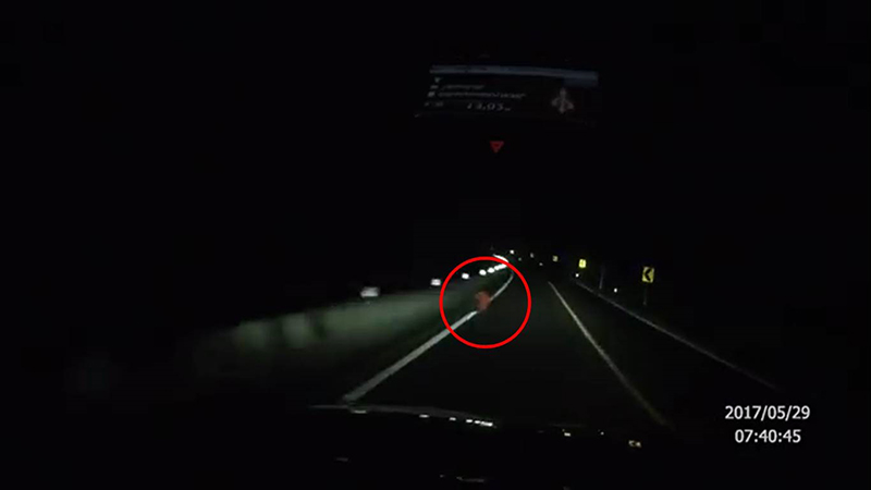 หลอน ! สาวผวาเจอชายเสื้อแดงนั่งกอดเข่าข้างถนนริมผา มาให้เห็นจะจะ หลอน ! สาวผวาเจอชายเสื้อแดงนั่งกอดเข่าข้างถนนริมผา มาให้เห็นจะจะ