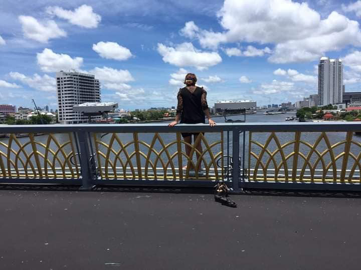 ระทึก ! ตำรวจกล่อมหญิงหวังโดดสะพานพระราม 8 หวาดเสียว เหม่อเกาะอยู่ขอบสะพาน ระทึก ! ตำรวจกล่อมหญิงหวังโดดสะพานพระราม 8 หวาดเสียว เหม่อเกาะอยู่ขอบสะพาน