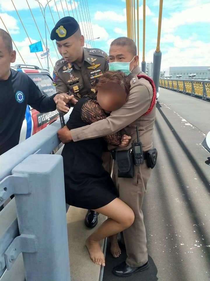 ระทึก ! ตำรวจกล่อมหญิงหวังโดดสะพานพระราม 8 หวาดเสียว เหม่อเกาะอยู่ขอบสะพาน ระทึก ! ตำรวจกล่อมหญิงหวังโดดสะพานพระราม 8 หวาดเสียว เหม่อเกาะอยู่ขอบสะพาน