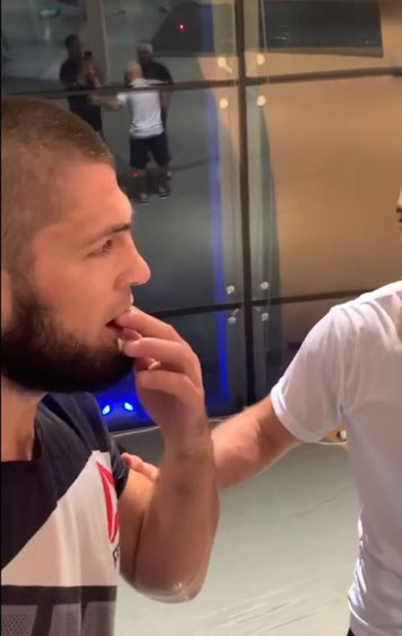 เปิดโมเมนต์ ยอดนักชก MMA โดนแกล้งแรงมาก อินทรีไร้พ่าย สิ้นลายเพราะงูยักษ์ เปิดโมเมนต์ ยอดนักชก MMA โดนแกล้งแรงมาก อินทรีไร้พ่าย สิ้นลายเพราะงูยักษ์