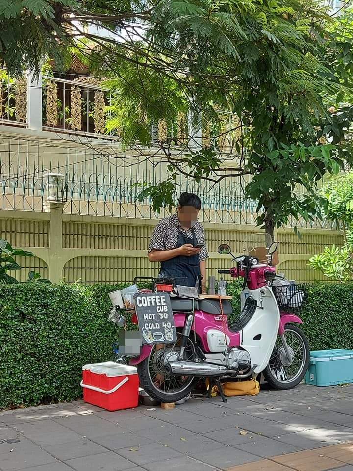 ไวรัล หนุ่มบาริสต้า ขายกาแฟ คั่วบดสด ๆ ริมทางเท้า โซเชียลเสียงแตก คูลหรือรุกล้ำ ?! ไวรัล หนุ่มบาริสต้า ขายกาแฟ คั่วบดสด ๆ ริมทางเท้า โซเชียลเสียงแตก คูลหรือรุกล้ำ ?!