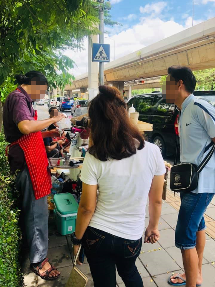 ไวรัล หนุ่มบาริสต้า ขายกาแฟ คั่วบดสด ๆ ริมทางเท้า โซเชียลเสียงแตก คูลหรือรุกล้ำ ?! ไวรัล หนุ่มบาริสต้า ขายกาแฟ คั่วบดสด ๆ ริมทางเท้า โซเชียลเสียงแตก คูลหรือรุกล้ำ ?!