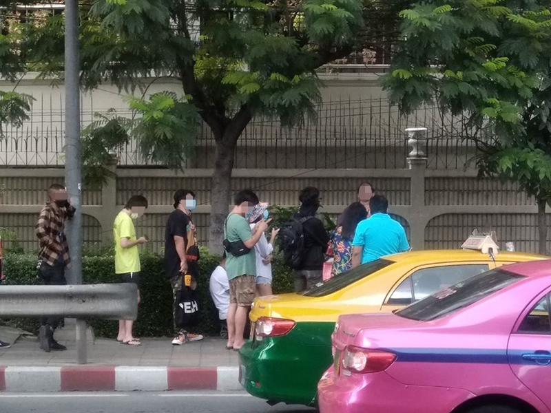 ไวรัล หนุ่มบาริสต้า ขายกาแฟ คั่วบดสด ๆ ริมทางเท้า โซเชียลเสียงแตก คูลหรือรุกล้ำ ?! ไวรัล หนุ่มบาริสต้า ขายกาแฟ คั่วบดสด ๆ ริมทางเท้า โซเชียลเสียงแตก คูลหรือรุกล้ำ ?!